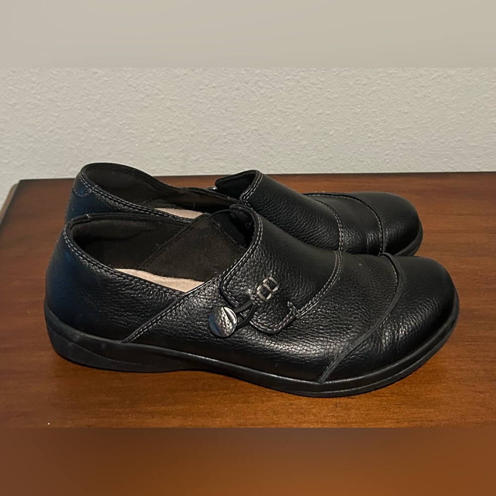 Women Clarks loafer Shoes Size 9